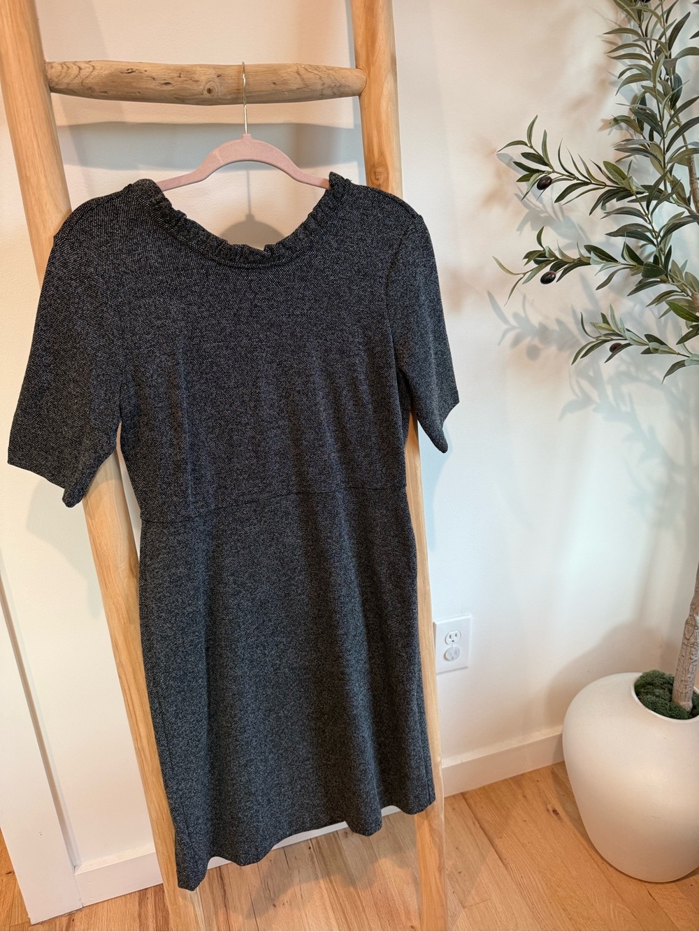 Ann Taylor Stretch Tweed Dress/Pencil dress Sz 6 V-Neck Back in Black